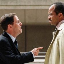 Tim Blake Nelson e Jeffrey Wright in una scena del film Syriana
