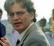 Fabrizio Bentivoglio in una scena del dramma La terra