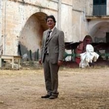 Fabrizio Bentivoglio in una scena del film La terra