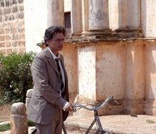 Fabrizio Bentivoglio in una scena de La terra