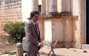 Fabrizio Bentivoglio in una scena de La terra