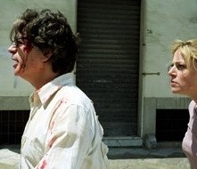 Fabrizio Bentivoglioe Claudia Gerini  in una scena de La terra