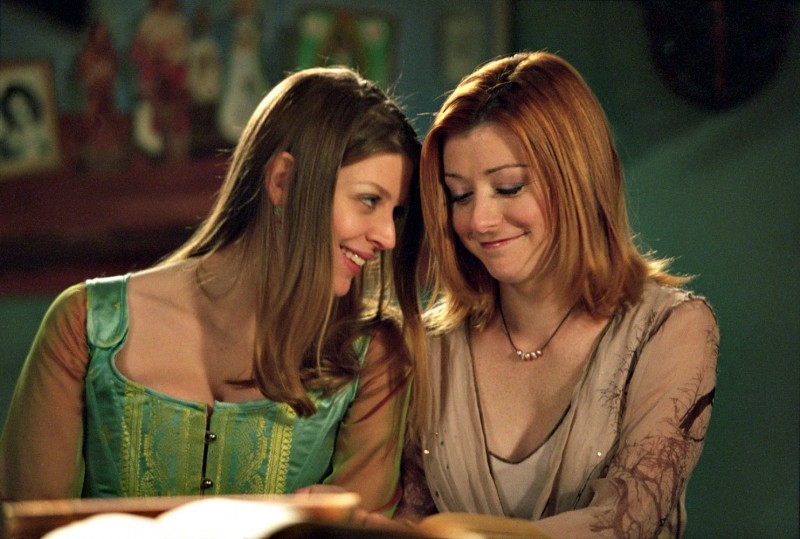 Alyson Hannigan e Amber Benson in una scena di Buffy