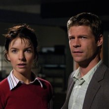 Joel Gretsch e Jacqueline McKenzie in una scena di The 4400