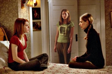 Sarah Michelle Gellar con Alyson Hannigan in una scena di Buffy