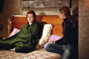 Sarah Michelle Gellar ed Alyson Hannigan in una scena di Buffy