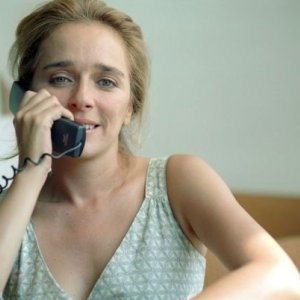 Valeria Golino al telefono in una scena de La guerra di Mario