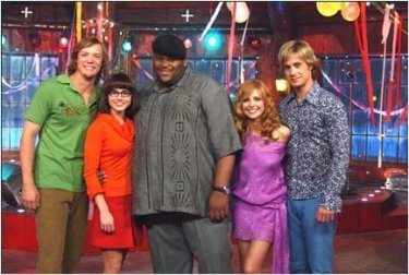 Matthew Lillard, Linda Cardellini, Ruben Studdard, Sarah Michelle Gellar e Freddie Prinze Jr. in una scena di Scooby-Doo 2