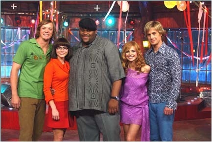 Matthew Lillard, Linda Cardellini, Ruben Studdard, Sarah Michelle Gellar e Freddie Prinze Jr. in una scena di Scooby-Doo 2