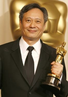 Ang Lee Con Il Suo Oscar Per La Migliore Reia 23334