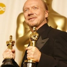 Paul Haggis con le due statuette per miglior sceneggiatura e miglior film
