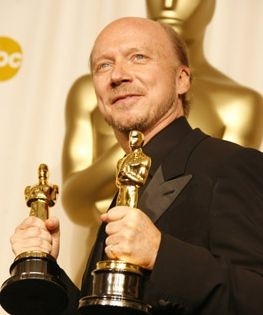 Paul Haggis con le due statuette per miglior sceneggiatura e miglior film