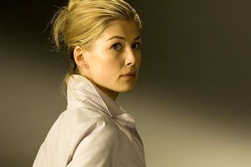 Rosamund Pike in una scena del film Doom