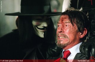 Hugo Weaving e John Hurt in V for Vendetta