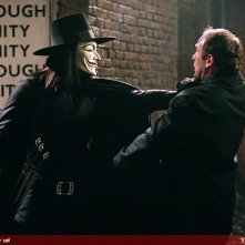 Hugo Weaving in una scena di V for Vendetta