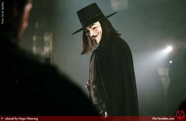 Hugo Weaving in una sequenza di V for Vendetta