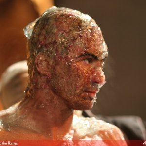 Lo stunt Chad Stahelski sul set di V for Vendetta, del 2005