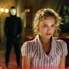 Natalie Portman in V for Vendetta, dietro di lei Hugo Weaving
