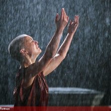 Natalie Portman sotto una pioggia scrosciante in V for Vendetta