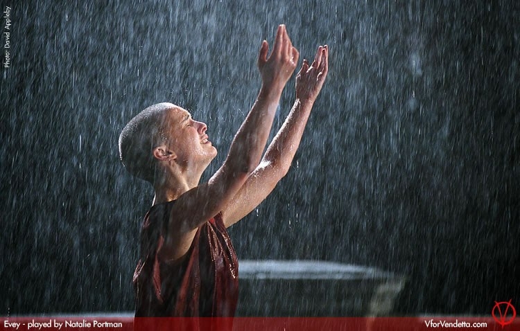 Natalie Portman sotto una pioggia scrosciante in V for Vendetta