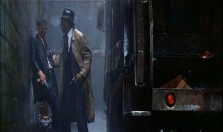 Brad Pitt e Morgan Freeman in una scena di SEVEN