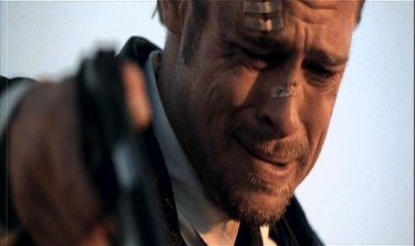 Brad Pitt in una scena drammatica di SEVEN