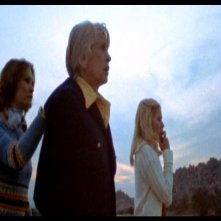 Dee Wallace-Stone, Virginia Vincent e Susan Lanier in una scena di LE COLLINE HANNO GLI OCCHI