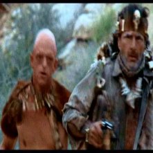 Michael Berryman e James Whitworth in una scena di LE COLLINE HANNO GLI OCCHI