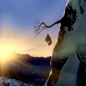 Hidetoshi Nishijima e Miho Kanno in una sequenza del film di Takeshi Kitano, Dolls