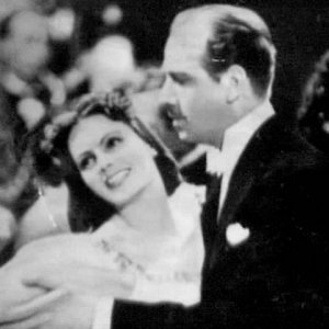 Greta Garbo e Melvyn Douglas in una scena di NINOTCHKA