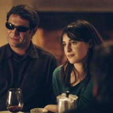 Sergi Lopez et Amira Casar in una scena del film Incontri d'amore
