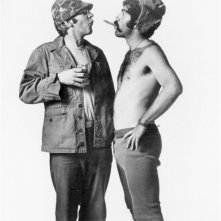 Elliott Gould e Donald Sutherland in una foto promozionale per MASH