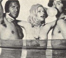 Sally Kellerman ed Elliott Gould in una foto promozionale per MASH