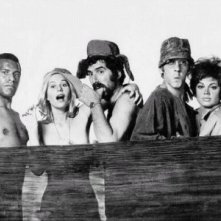 Sally Kellerman, Elliott Gould e Donald Sutherland in una foto promo per MASH