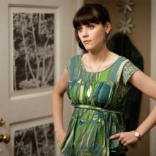 Zooey Deschanel in una scena di A casa con i suoi