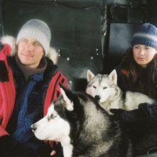 Paul Walker e Moon Bloodgood in una scena di 8 amici da salvare