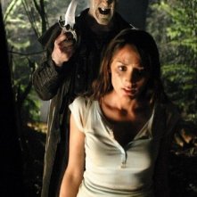 John DeSantis e Bree Turner in una scena di Incident On and Off A Mountain Road