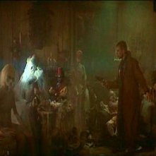 Daryl Hannah e Harrison Ford in una scena di BLADE RUNNER