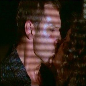 Harrison Ford con Sean Young in una scena di BLADE RUNNER