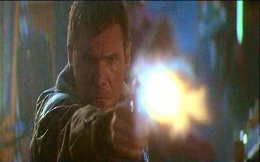 Harrison Ford in una scena d'azione di BLADE RUNNER