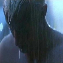 Rutger Hauer in una scena del finale di BLADE RUNNER