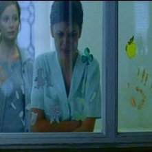 Calista Flockhart e Elena Anaya in una scena di FRAGILE