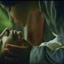 Calista Flockhart e Yasmin Murphy in una scena di FRAGILE