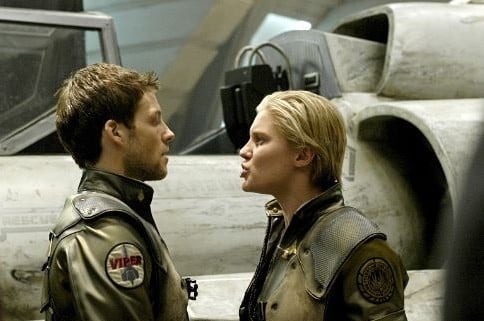 Jamie Bamber e Katee Sackhoff in una scena di Battlestar Galactica