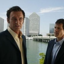 Dylan Walsh e Julian McMahon in una scena della serie Nip/Tuck