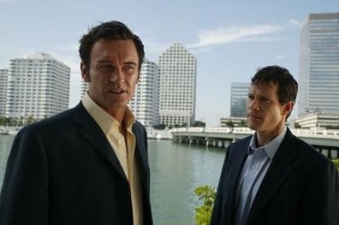 Dylan Walsh e Julian McMahon in una scena della serie Nip/Tuck