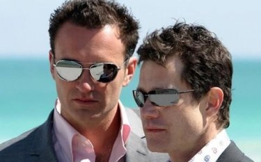 Dylan Walsh e Julian McMahon in Nip/Tuck