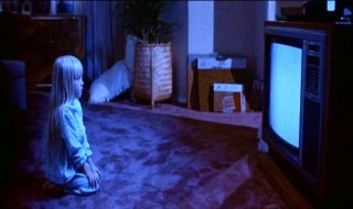 la piccola Heather O'Rourke in una scena di POLTERGEIST: DEMONIACHE PRESENZE