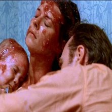 Heather O'Rourke, JoBeth Williams e Craig T. Nelson in una scena di POLTERGEIST: DEMONIACHE PRESENZE