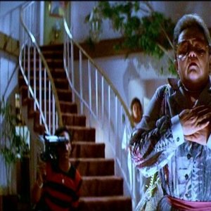 Zelda Rubinstein è Tangina Barrons in una scena di POLTERGEIST: DEMONIACHE PRESENZE